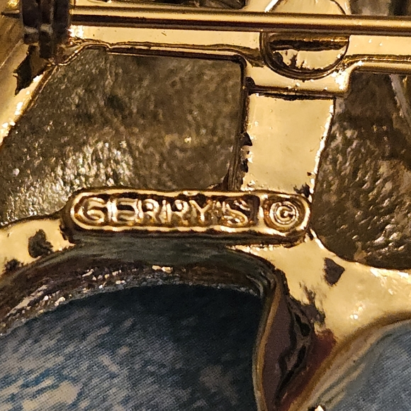 Vtg Gerry's Sparkly Two-Tone Gold Cute Kissing Fish Brooch Pin - Picture 8 of 8